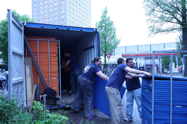 Vrijwilligers helpen met het materiaal voor het evenement