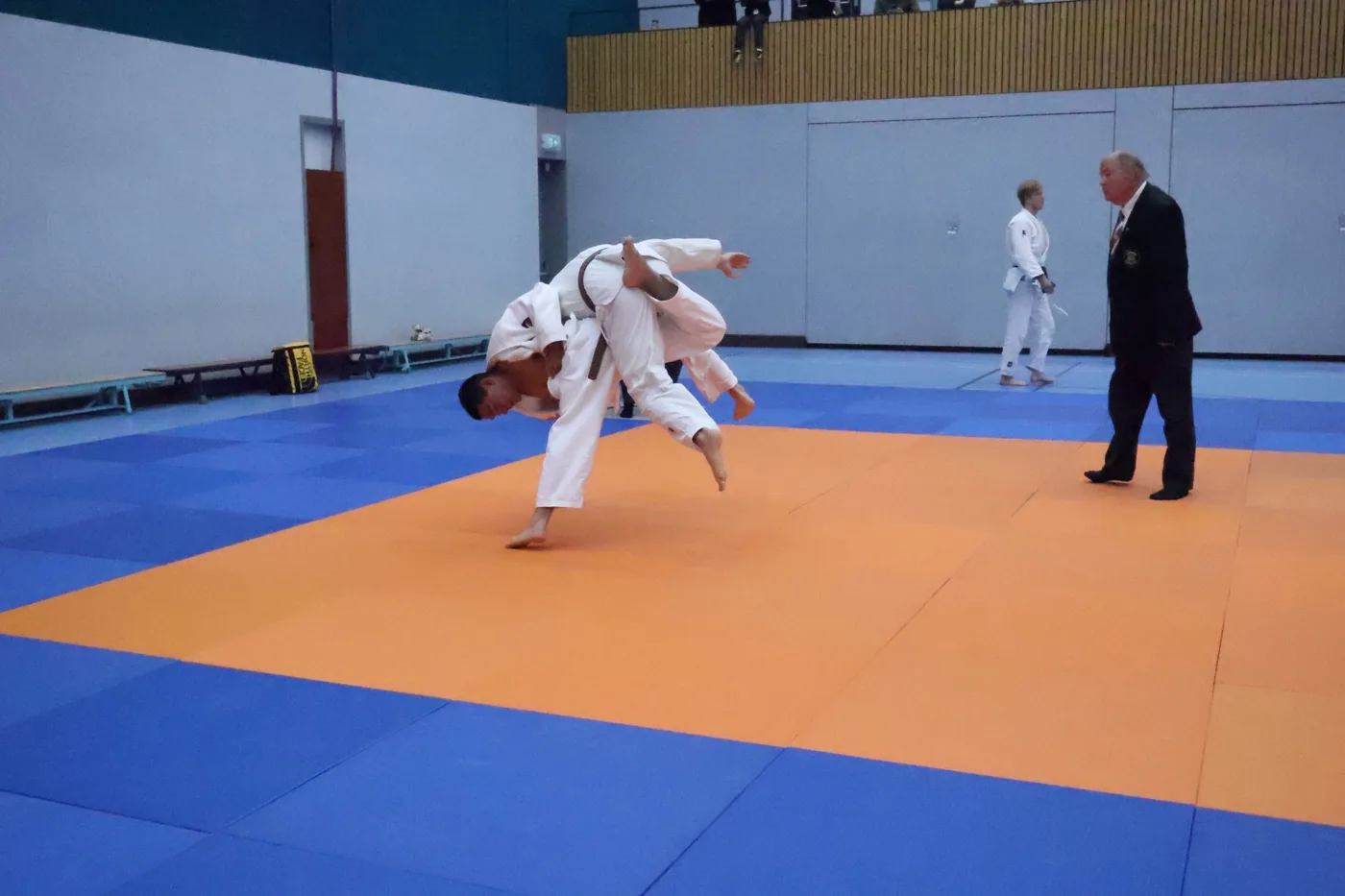 Judoka wordt geworpen tijdens wedstrijdjudo op het Amsterdam Judo Event